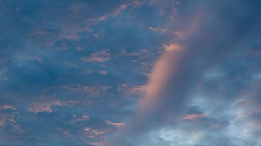 Gün batımında Pembe Bulutlu Güzel Gökyüzü