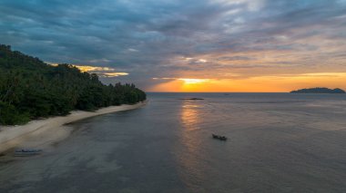 Günbatımında Tropikal Plajın Hava Görüntüsü