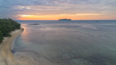 Günbatımında Tropikal Plajın Hava Görüntüsü