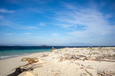 Plastik atık ve molozlarla kirletilmiş plaj