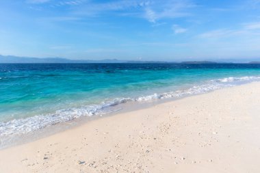 Turkuaz Denizi ve Beyaz Kum Sahil Pelerini