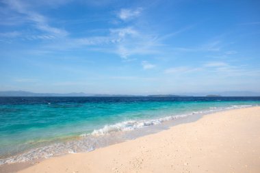 Turkuaz Denizi ve Beyaz Kum Sahil Pelerini