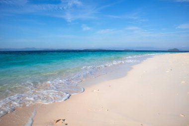 Turkuaz Denizi ve Beyaz Kum Sahil Pelerini