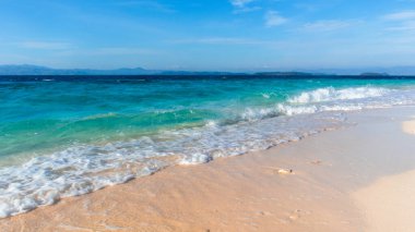 Turkuaz Denizi ve Beyaz Kum Sahil Pelerini