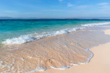 Turkuaz Denizi ve Beyaz Kum Sahil Pelerini