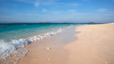 Turkuaz Denizi ve Beyaz Kum Sahil Pelerini