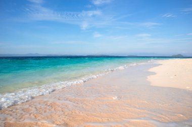 Turkuaz Denizi ve Beyaz Kum Sahil Pelerini