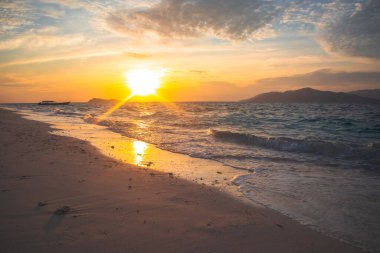 Sunrise Seascape 'deki Sahilde