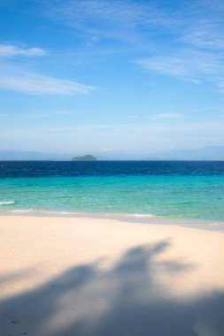 Berrak Okyanus Suları ile Tropikal Ada Plajı