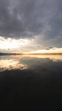 Gün batımında Sakin Okyanus Manzarası