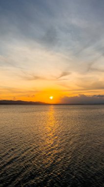 Okyanus ufkunun üzerinde altın gün batımı