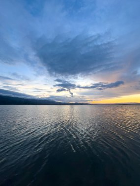 Alacakaranlıktaki Göl Manzarası