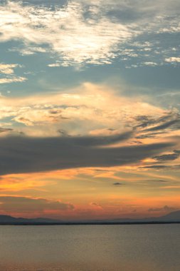 su üzerinde renkli günbatımı