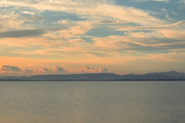 Gün batımında Mountain Range ile Sakin Lakeside