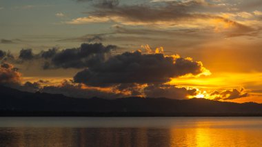 Sunset 'te Bir Gölün Manzarası
