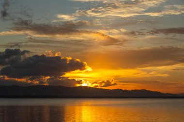 Gölün ve Dağların Üzerinde Gün Batımının Manzarası