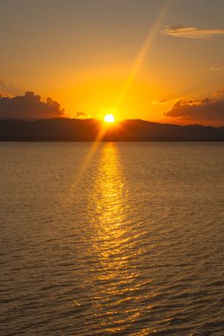 Güneş Işığı Yansımalı Manzaralı Gün Batımı