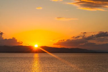 Okyanus Suyu Üzerinde Altın Gün Batımı