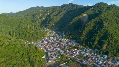 Yeşil Dağ Vadisi 'ndeki Şehrin Hava Görüntüsü