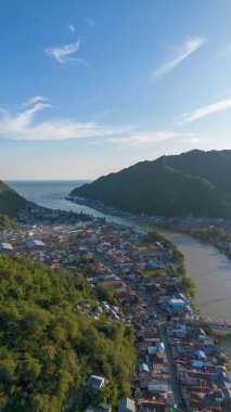 Dağlarla çevrili sahil köyünün havadan görünüşü