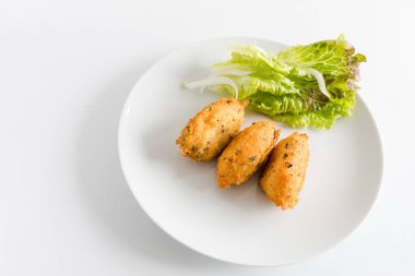 Bolinhos de bacalhau veya bolos de bacalhau, Portekiz gastronomisinde çok meşhurdur. Kızarmış hamur köftesi, morina köftesi, balık, tuzlu morina böreği, bacalao bunuelos..