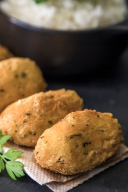 Bolinhos de bacalhau, Portekiz gastronomisiyle ünlüdür. Kızarmış hamur köftesi, morina köftesi, balık, tuzlu morina böreği, bacalao bunuelos. Koyu arkaplanda morina balığı keki.