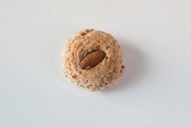 Almendrados, hamur tatlısı ya da badem, şeker ve yumurta beyazından yapılan tipik bisküviler. Beyaz arkaplanda badem kekleri.