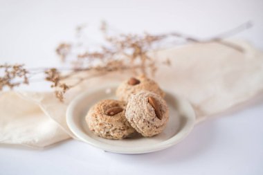 Almendrados, hamur tatlısı ya da badem, şeker ve yumurta beyazından yapılan tipik bisküviler. Beyaz arkaplanda badem kekleri.