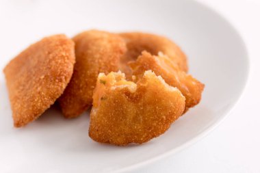 Rissole in French, as risole in Brazil, or rissol in Portugal, is a kind of tuzlu pasta, a kind of half-moon style snack, it can be meat, shrimp or cheese.