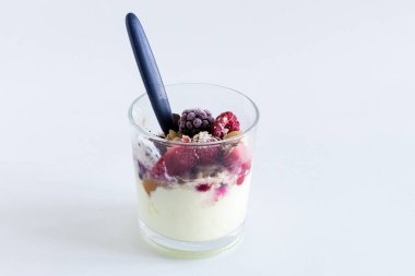 Beyaz arka planda izole edilmiş taze meyve ve lifli yoğurt.