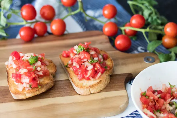 Köy ekmeği, kiraz domatesleri, maydanoz ve zeytinyağlı soğan. Geleneksel İtalyan aperatifi ya da aperatifi, antipasto çeşitleri.