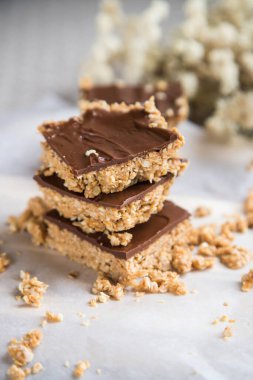 Yüksek enerjili yulaf ezmesi, yulaf ezmesi, fıstık ezmesi, bal, hindistan cevizi yağı ve çikolata kaplı kaju fıstığından yapılmış. Yakın görüş ve alan derinliği.