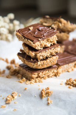 Yüksek enerjili yulaf ezmesi, yulaf ezmesi, fıstık ezmesi, bal, hindistan cevizi yağı ve çikolata kaplı kaju fıstığından yapılmış. Yakın görüş ve alan derinliği.