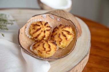 Hindistan cevizli kurabiyeler, Hindistan cevizli gevreklerden yapılır, Copra, ana malzemedir..