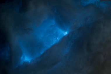 Renkli ışık, pamuklu kar ve yapay kar kullanılarak yapılan soyut bir resim. Gökyüzündeki bulutların dramatik konsepti, denizde fırtına, aydınlık ve karanlık, atmosferik durumlar. Arkaplan ya da duvar kağıdı.