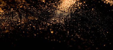 Un ve ekmek kırıntılarından oluşan koyu arkaplanda soyut bir resim. Kavramsal görüntü, uzaya ve evrene atıfta bulunma, bilinmeyen, ışık ve karanlık..