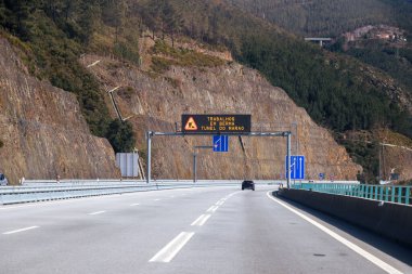 A4 otoyolu, Marao tüneline girmeden önce, Amarante - Vila Real. Parlak tabela tahtası. 