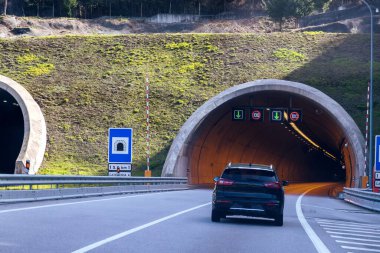 Tünel girişi. Marao Tüneli, Portekiz 'de bulunan ve Amarante' yi Vila Real 'e bağlayan ve Serra do Marao' yu geçen bir yol tüneli..