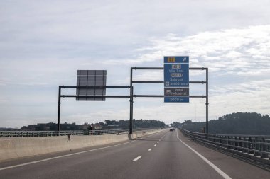 A4 otoyolunun, transmontana otoyolunun, Porto 'nun, Vila Real' in, Portekiz 'in görüntüleri. Bilgi panosu, yol tarifi. Bulutlarla dolu güzel bir gün.
