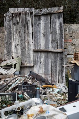 Çöplerle dolu, kullanılmamış şeyler, kullanım dışı ve zamanla yıpranmış malzemeler. İşe yaramaz şeyler. Çevre bozulması kavramı.