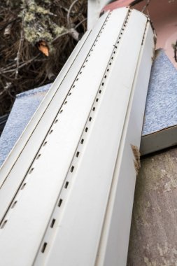 Eski ve kullanılmayan beyaz jaluzilerin ayrıntıları. Soyut resmi kapat.