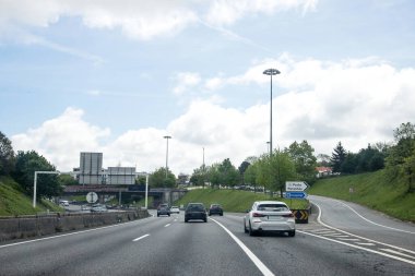 İç çevre yolunun bir bölümü, VCI, Porto, Vila Nova de Gaia, Portekiz. Bilgi panosu, yol tarifi. Bulutlu bir gün.