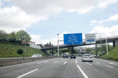 İç çevre yolunun bir bölümü, IC23, Porto, Vila Nova de Gaia, Portekiz. Bilgi panosu, yol tarifi. Bulutlu bir gün.
