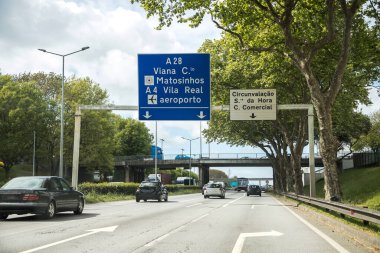 Porto-Matosinhos, Portekiz AEP Bulvarı 'nın görüntüsü. Gündüz vakti yerel ulaşım. Farklı hedeflerin bilgi panoları.