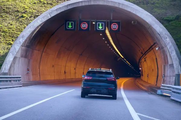 Tünel girişi. Tunel do Marao, Portekiz 'de bulunan ve Amarante ile Vila Real' i birbirine bağlayan bir tüneldir. - Umut kavramı, tünelin sonundaki ışık..