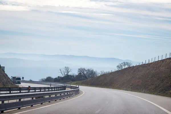 A4 otoyolunun, transmontana otoyolunun, Porto 'nun, Vila Real' in, Portekiz 'in görüntüleri. Bulutlarla dolu güzel bir gün.