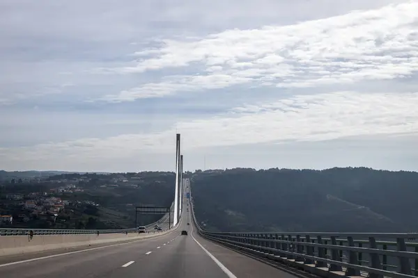 Transmontana A4 otoyolu, Corgo nehri üzerindeki köprünün manzarası, Vila Real, Portekiz. Yatay görünüm.