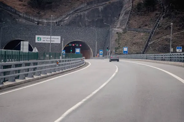 Tünel girişi. Tunel do Marao, Portekiz 'de bulunan ve Amarante ile Vila Real' i birbirine bağlayan bir tüneldir. - Umut kavramı, tünelin sonundaki ışık..
