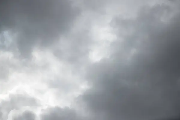 Gökyüzündeki kara bulutların neden olduğu dramatik bir arka plan. Yağmur, fırtına, kötü hava tahminleri. Doğanın güzelliği. Soyut arkaplan resmi.