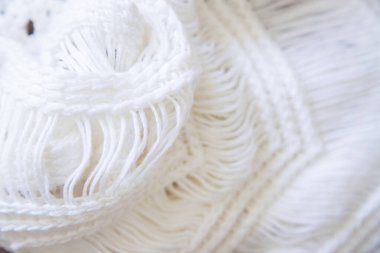 Beyaz örgü kumaş ipliklerle örülmüş arka plan hoş ve rahat bir doku oluşturuyor. Bir kumaşı andıran soyut beyaz resim. Resmi kapat..